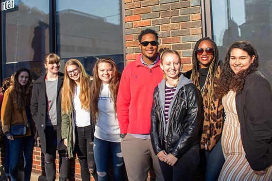 Photo of a group of Chatham University 学生 outside